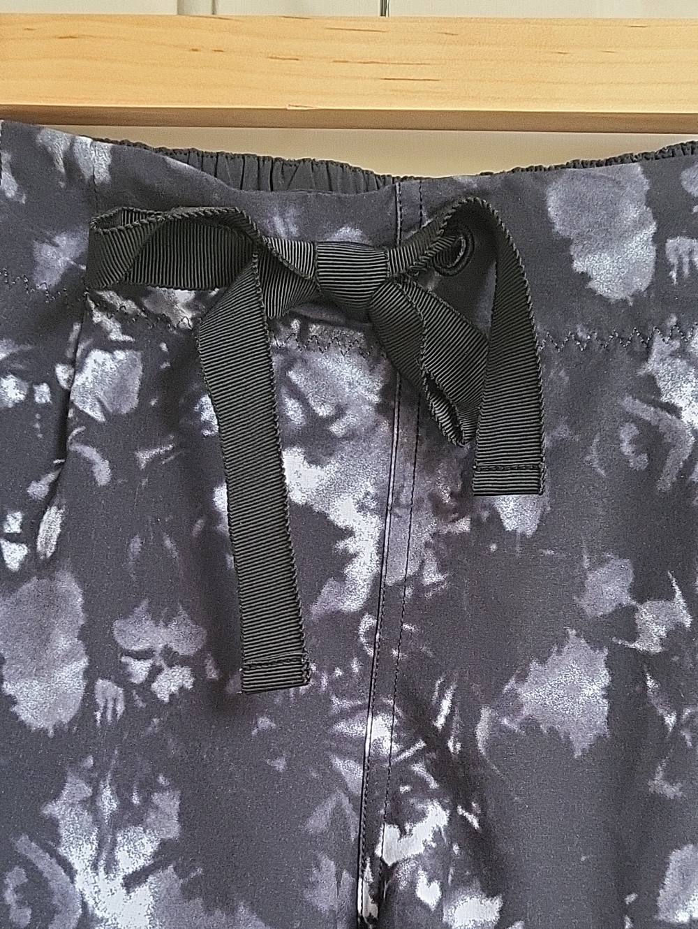 Lululemon Tie Dye Running Shorts Size 8 Black Gray Athletic Workout - Picture 5 of 12